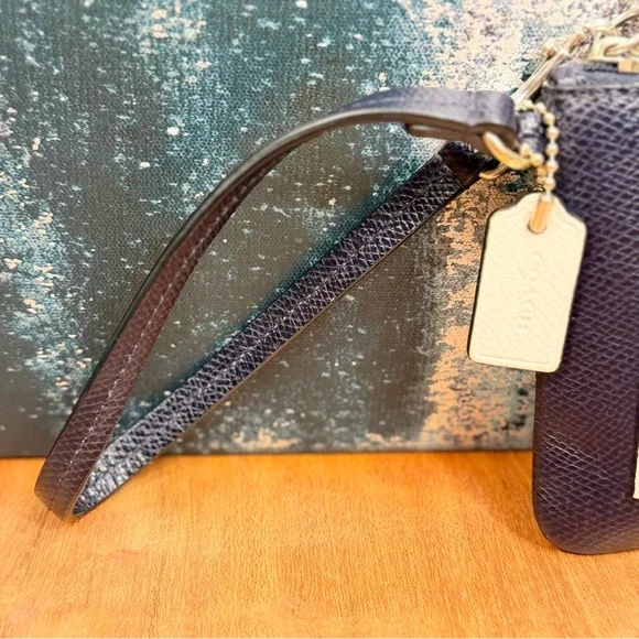 Coach Classic “Old Money” aesthetic Crossgrain Leather Navy/Cream Wristlet (EUC) - Picture 10 of 17